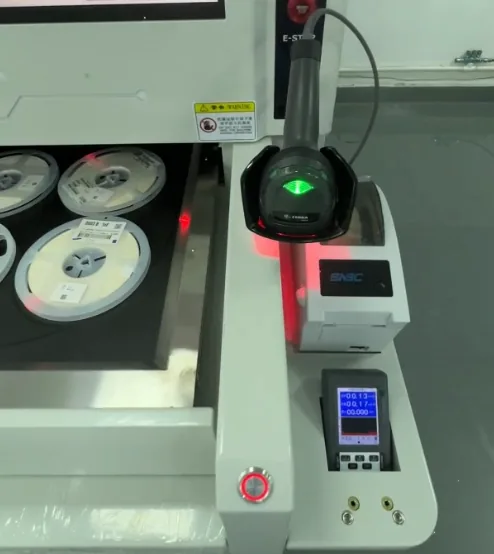Scanner manual de código de barras e QR Code no suporte lateral do contador de componentes por raios X CX7000L, ao lado da gaveta com bobinas SMD