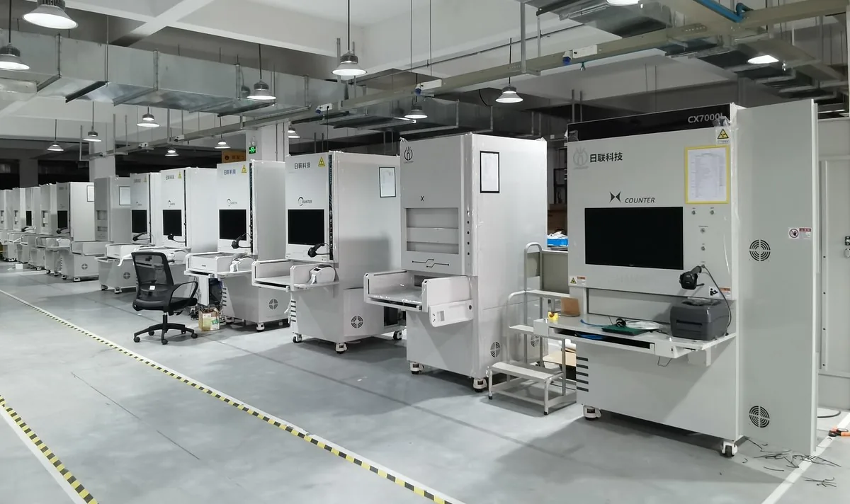 Fábrica Unicomp: linha de montagem com contadores de componentes por raios X X-Counter, fabricante do CX7000L