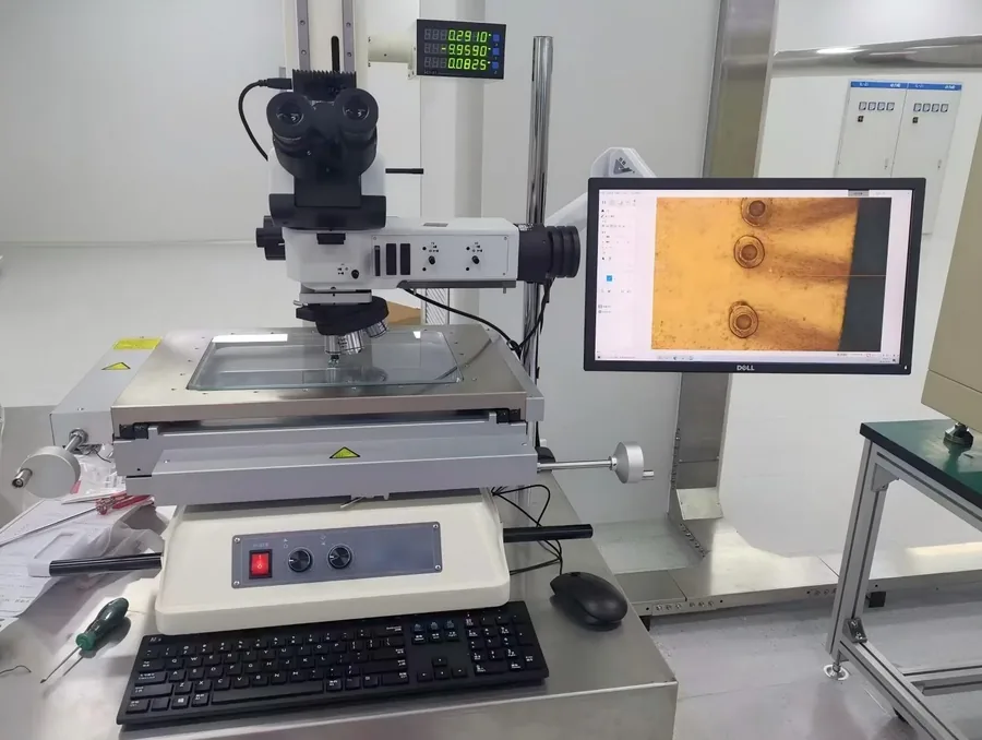 Microscópio de medição MCscope MC-A200B com mesa XYZ e monitor, em bancada de laboratório