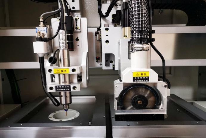 Subsistema EXE 380 — ferramenta combinada com spindle de fresa e disco de corte para painéis V-groove e stamp hole