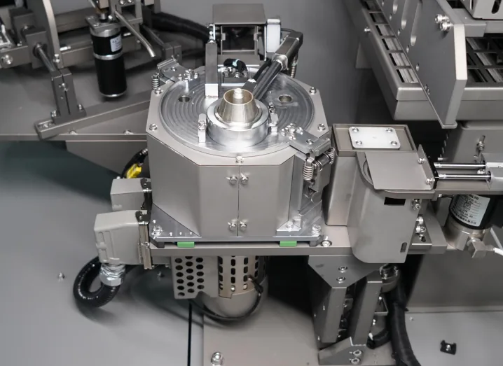 Ultra-i2, configuração de série: tanque de solda com bomba eletromagnética e bico mini-onda sobre o eixo Z